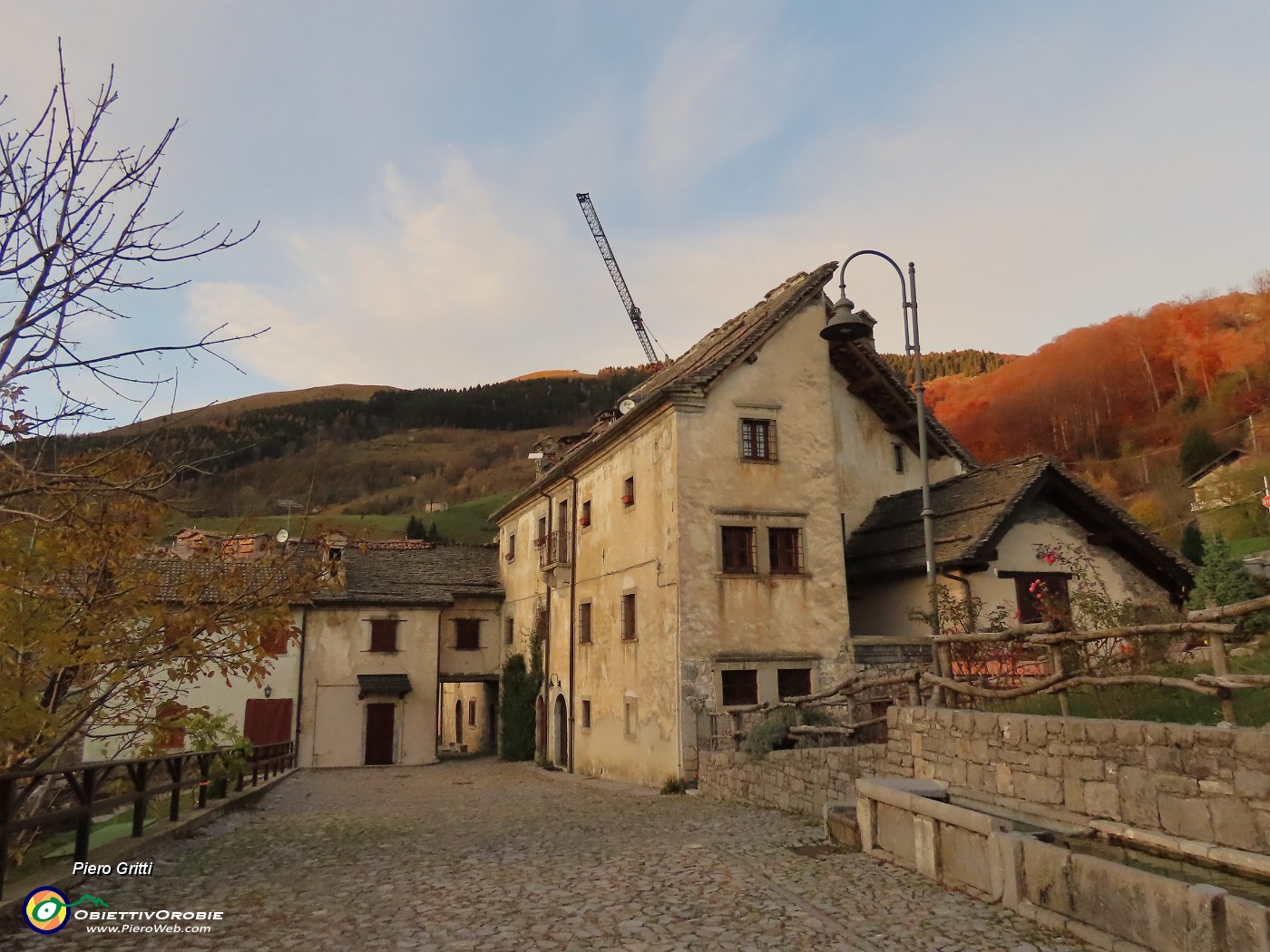 75 Brevissima visita al bel borgo di Arnosto dove ci sono lavori in corso.JPG